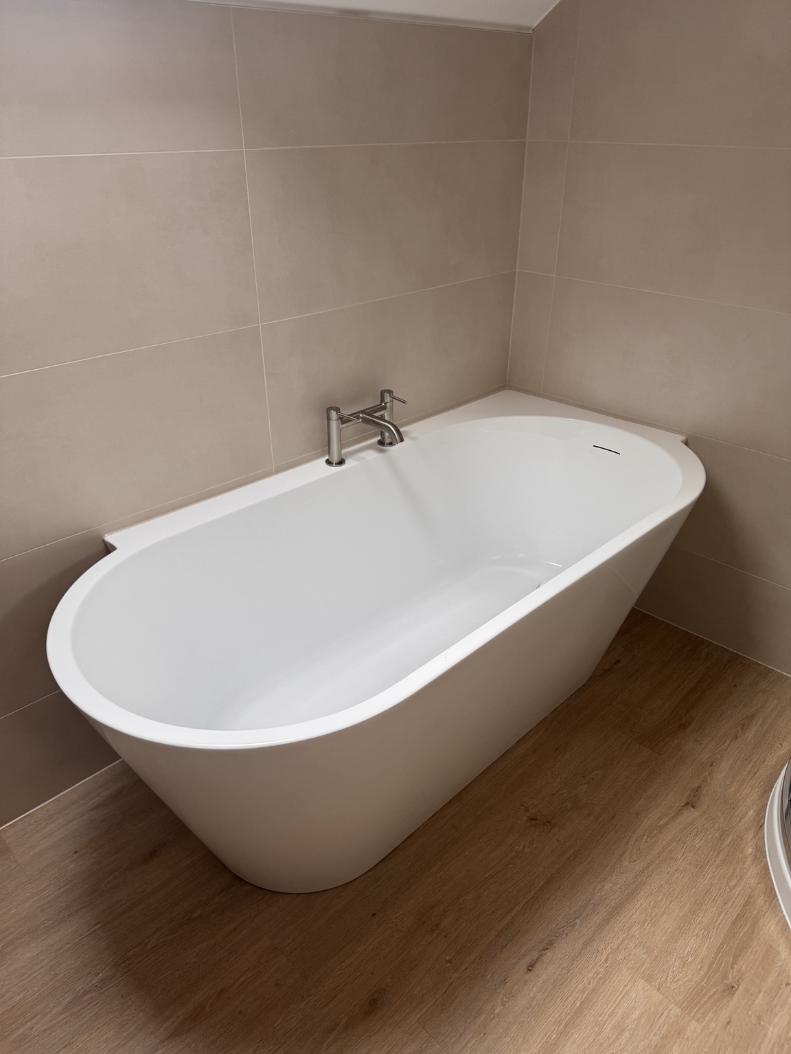 Freestanding bath with floor-mounted taps